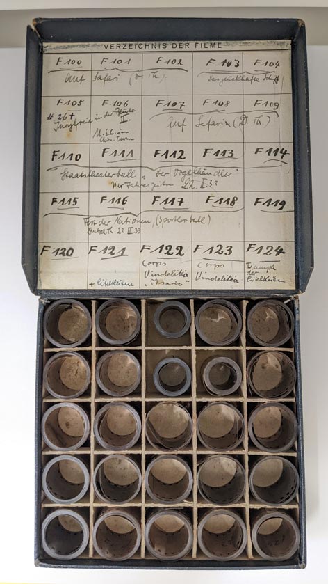Cellulosenitrat Kleinbildfilme Box of rolled historical film reels