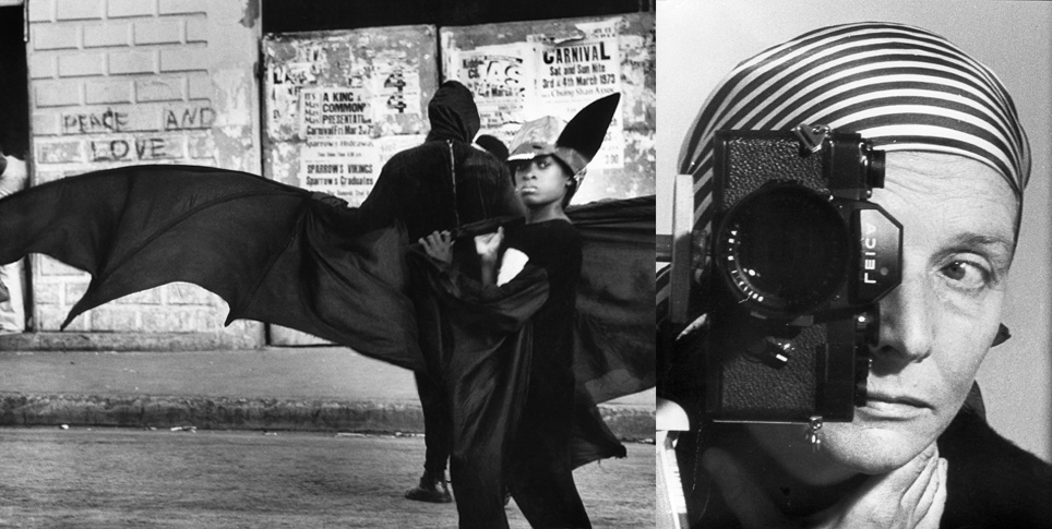 Selbstporträt Leonore Mau mit Leica, 1980 (rechts) und Fledermaus-Kostüm auf dem Karneval in Trinidad, 1974 (links) © bpk / S. Fischer Stiftung / Leonore Mau Montage zweier schwarzweiß-Fotos: Linkes eine Straßenszene mit einem Mädchen in überdimensionalem Fledermauskostüm, rechts Frontalporträt einer Frau mit gestreiftem Kopftuch und Kamera vor dem rechten Auge