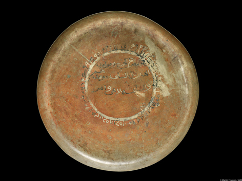 Talisman, talasimu (III E 4585) Objektfotografie eines runden, goldenen Objektes.