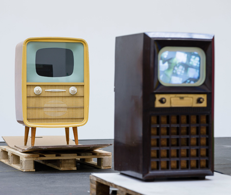 Fernsehkommoden Zwei historische Fernsehkommoden