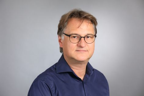 Christoph Rauch Christoph Rauch, Leiter der Orientabteilung der Staatsbibliothek zu Berlin, ein Mann mit graublonden Haaren und Brille.