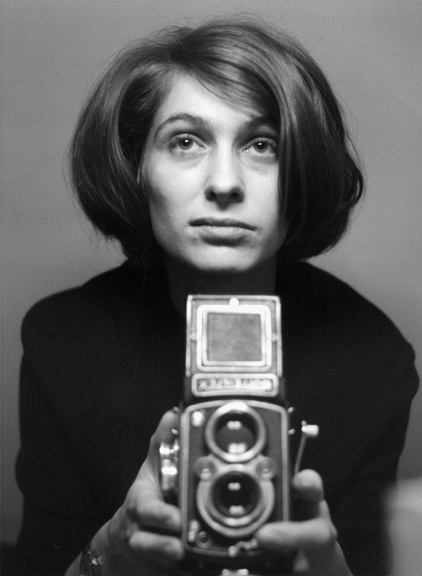 „Ich mit kurzen Haaren“ – Selbstporträt im Spiegel Eine Frau hält einen Fotoapparat in der Hand