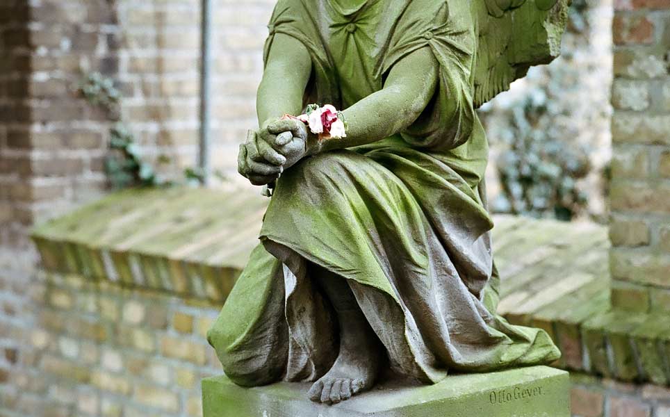 Skulptur auf dem Bornstedter Friedhof in Potsdam Skulptur auf dem Bornstedter Friedhof in Potsdam