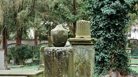 Auf dem Bornstedter Friedhof Zwei Grabsteine auf dem Bornstedter Friedhof