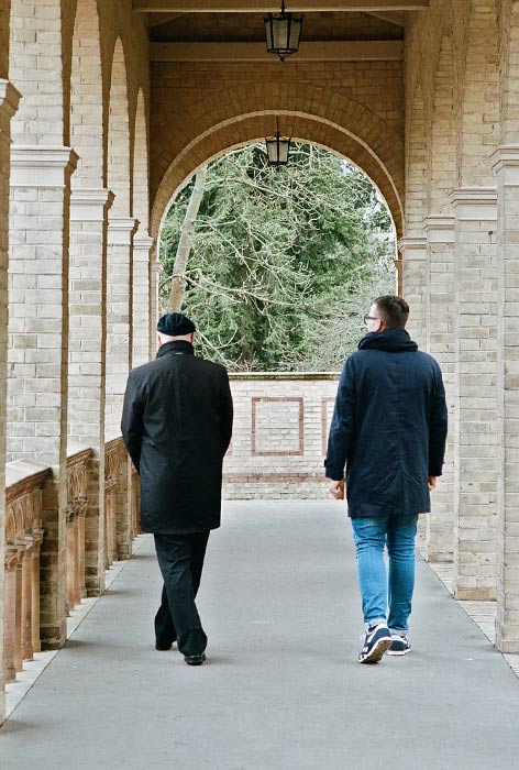 Jürgen Kloosterhuis, Direktor des Geheimen Staatsarchivs PK (l), und Autor Daniel Schreiber, am Bornstedter Friedhof