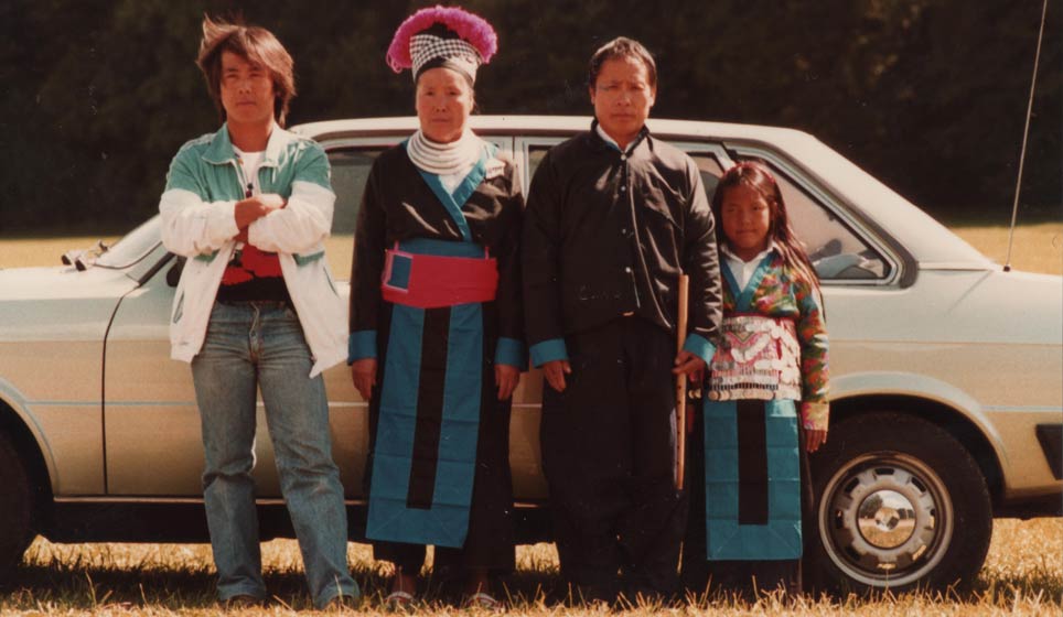 Yao Vang mit seinen Eltern Cha Soua und Cha My Vang und einer Nichte kurz nach ihrer Ankunft in Deutschland, 1981 Yao Vang mit seinen Eltern Cha Soua und Cha My Vang und einer Nichte kurz nach ihrer Ankunft in Deutschland, 1981