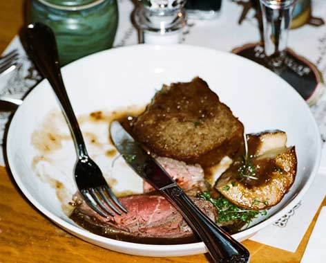 Im ältesten Restaurant Berlins, gegründet 1621, geht es deftig zu. Allerdings gibt es inzwischen auch Spinatsalat