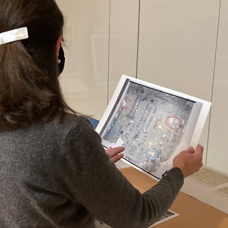 Flemming analyzes the missing parts of the Lienzo A woman looks at a scan