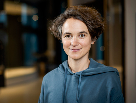 Andrea Scholz Portrait of a woman in a blue sweatshirt