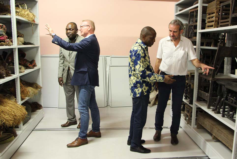 Museum director Álvaro Jorge shows Ziva Domingos, Hermann Parzinger, and Norbert Spitz his museum’s modern storage facility.