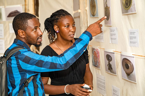 Besucher bei der Ausstellung Living Inside the Story / Humboldt Lab Tanzania (Februar 2017). Besucher bei der Ausstellung Living Inside the Story / Humboldt Lab Tanzania (Februar 2017).