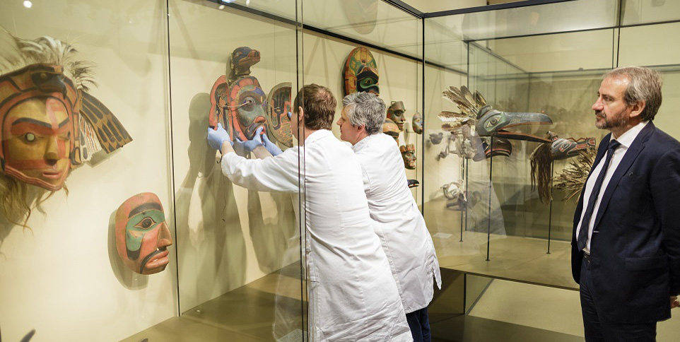 Hermann Parzinger (r.) verfolgt das Herausholen der Nulis-Maske 