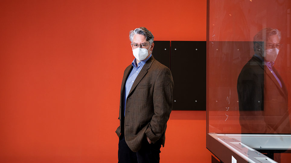 Ein Mann steht mit FFP2-Maske in einem leeren Ausstellungsraum