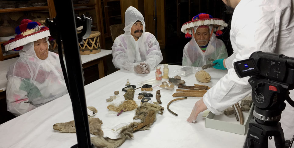 Eine Delegation von Wissensträgern der Huicholes, einer indigenen Gruppe aus Mexiko, ordnet die Sammlung von Ritualgegenständen ihrer Vorfahren im Ethnologischen Museum wieder zurück in die korrekte Anordnung. Eine Delegation von Wissensträgern der Huicholes, einer indigenen Gruppe aus Mexiko, ordnet die Sammlung von Ritualgegenständen ihrer Vorfahren im Ethnologischen Museum wieder zurück in die korrekte Anordnung. Diese war im Lauf der Zeit im Museum verloren gegangen