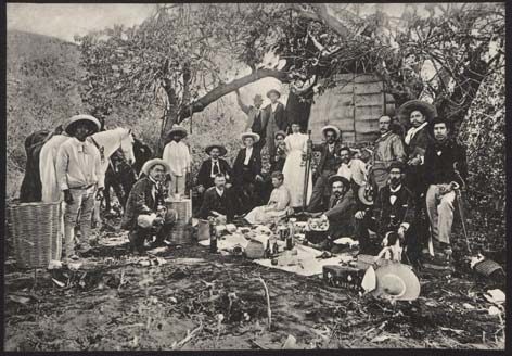 Der Berliner Sammler Eduard Seler und seine Ehefrau Caecilie Seler-Sachs mit mexikanischen Sammlern und Archäologen in Monte Albán, Oaxaca/Mexiko, ca. 1895 Der Berliner Sammler Eduard Seler und seine Ehefrau Caecilie Seler-Sachs mit mexikanischen Sammlern und Archäologen in Monte Albán, Oaxaca/Mexiko, ca. 1895