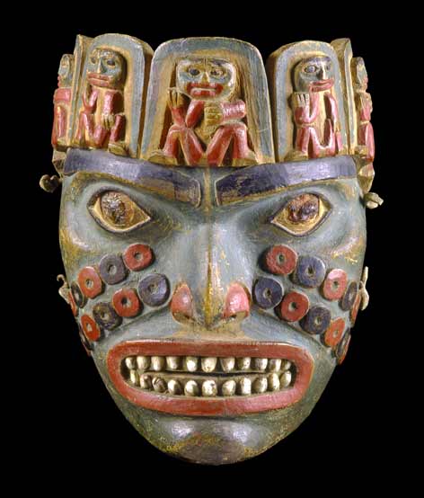 Tintenfischmaske von den Tlingit in Südalaska, vor 1881. Der Sammler Paul Schulze, Präsident der North-West-Trading-Company stammte aus Berlin. In seine Handelsfiliale mitten im Wohngebiet der Chilkat und Hoonah, kamen die Indianer von nah und fern. Erpicht auf die begehrten Industrieerzeugnisse der Zivilisation, brachten sie die Felle von erlegten Tieren zum Tausch, so eine zeitgenössische Quelle