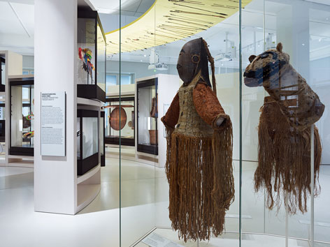 „Ein Rundhaus als Spiegel der Welt. Vom Ursprung und Leben der Dinge in Amazonien" des Ethnologischen Museums im Humboldt Forum Blick in einen modernen Ausstellungsraum