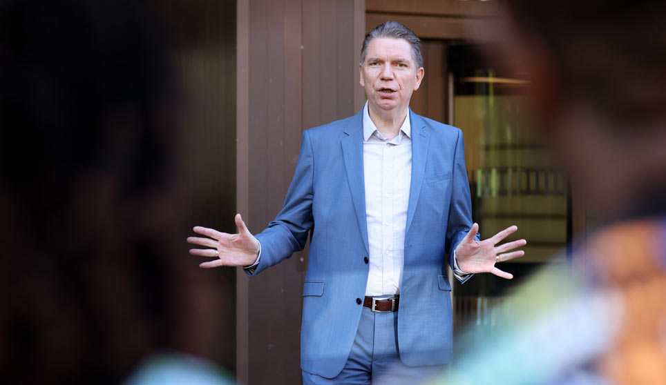 Direktor Lars-Christian Koch Lars-Christian Koch spricht vor einer Gruppe von internationalen Gästen
