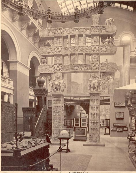 Der ‚Ur-Abguss‘ des Ost-Tors von Sanchi in seiner ersten Dauer-Aufstellung im Casts Court im South Kensington Museum in London ab 1872 Sepiaaufnahme eines indischen Tors in einem Museum