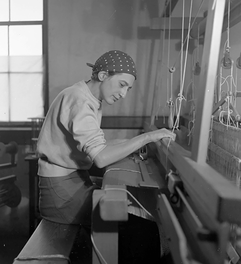 Anni Albers in ihrem Atelier im Black Mountain College, 1937