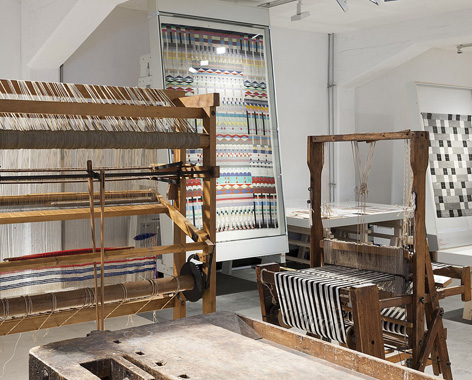 Blick in die Ausstellung "Handwerk wird modern" im Bauhaus Dessau © Stiftung Bauhaus Dessau /Thomnas Meyer, Ostkreuz Blick in die Ausstellung "Handwerk wird modern" im Bauhaus Dessau