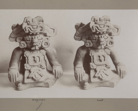 Inspirierende Objekte aus der Ferne: Zapotekisches Figurengefäß (Original links, Kopie rechts) © Ethnologisches Museum, SMB Inspirierende Objekte aus der Ferne: Zapotekisches Figurengefäß (Original links, Kopie rechts)