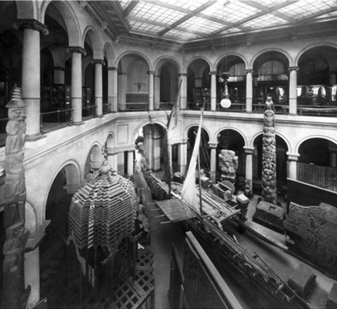 Hier wurde imaginär gereist: Lichthof des Museums für Völkerkunde (vor 1926)