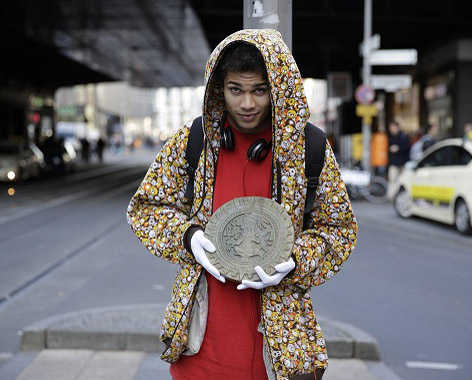 Aztekische Sonnenscheibe des Ethnologischen Museums, Bahnhof Friedrichstraße, Zyklus „Dahlem goes to town“ (2012)
