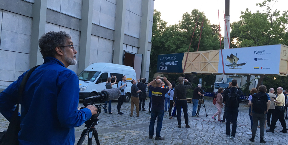 Theo Eshetu filmt den Auszug des Luf-Bootes © SPK / Friederike Schmidt Theo Eshetu filmt den Auszug des Luf-Bootes
