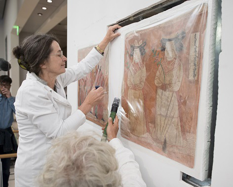 Demontage zweier Wandgemälde in der Seidenstraßenausstellung in Dahlem © SPK / photothek.net /Thomas Imo Demontage zweier Wandgemälde in der Seidenstraßenausstellung in Dahlem