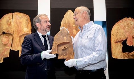 Hermann Parzinger handing over objects to the Vice President of the Chugach Alaska Corporation, John Johnson Hermann Parzinger handing over objects to the Vice President of the Chugach Alaska Corporation, John Johnson