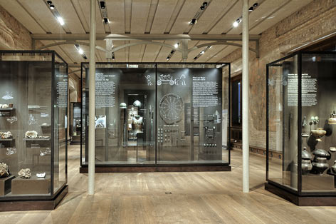 Eisenzeit-Saal im Neuen Museum Berlin © Claudia Plamp Blick in eine Ausstellungssituation mit Archäologischen Objekten