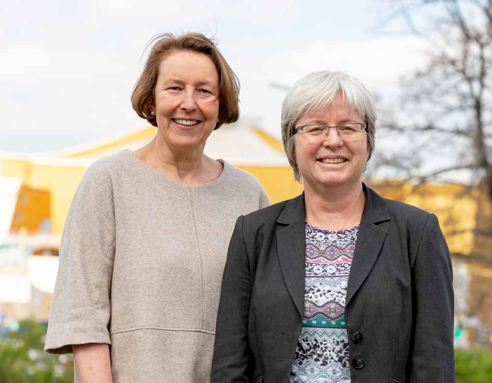 Die Ethnologie verbindet sie: Wiebke Ahrndt (l.) mit Barbara Göbel am Berliner Kulturforum.