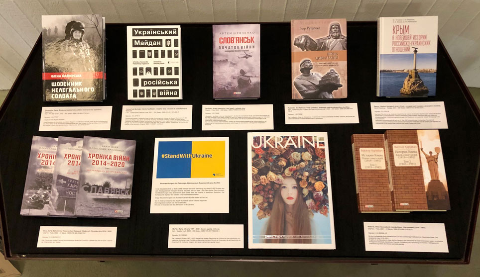 Präsentation von Neuerwerbungen aus der Ukraine in der Staatsbibliothek Flachvitrine mit Präsentation ukrainischer Bücher