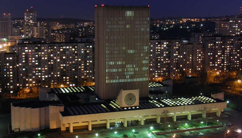 Die Wernadski-Nationalbibliothek der Ukraine im Jahr 2013 Nachtaufnahme des Hauptgebäudes der Wernadski-Nationalbibliothek der Ukraine