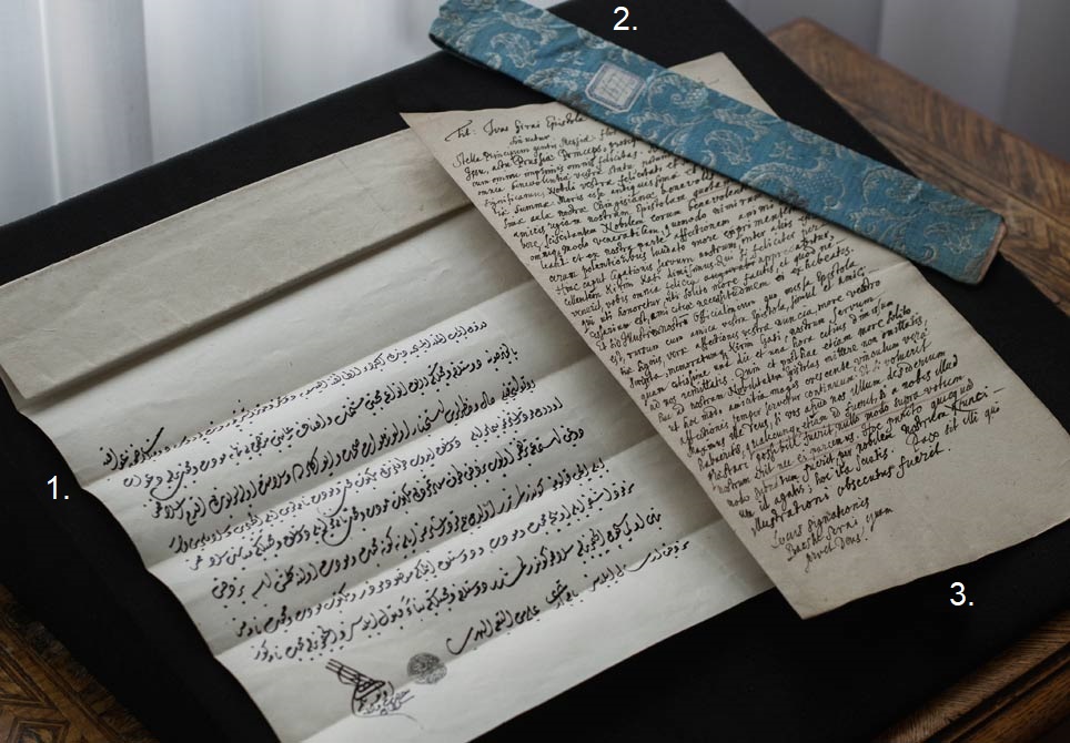 Das Beglaubigungsschreiben von Khan Ivas Giray an den Großen Kurfürsten Friedrich Wilhelm von Brandenburg wurde einst in einem kostbaren Stoffbeutel transportiert Das Beglaubigungsschreiben von Khan Ivas Giray an den Großen Kurfürsten Friedrich Wilhelm von Brandenburg wurde einst in einem kostbaren Stoffbeutel transportiert