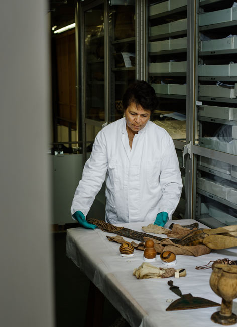 Cynthia Schimming ist eine von mehreren Gastforscherinnen im Ethnologischen Museum