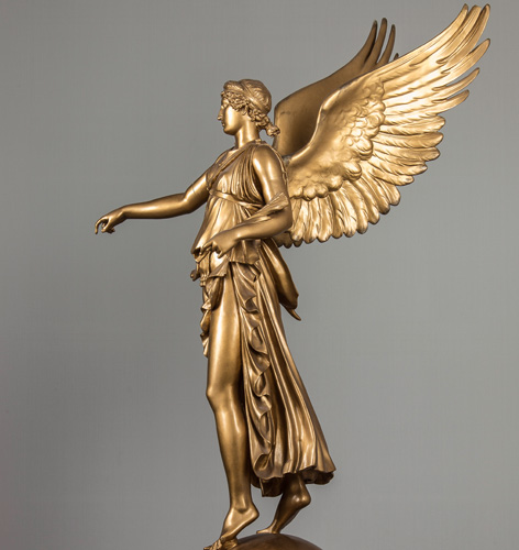 Victoria von Calvatone Goldene Gipsfigur einer geflügelten Siegesgöttin auf einer Kugel