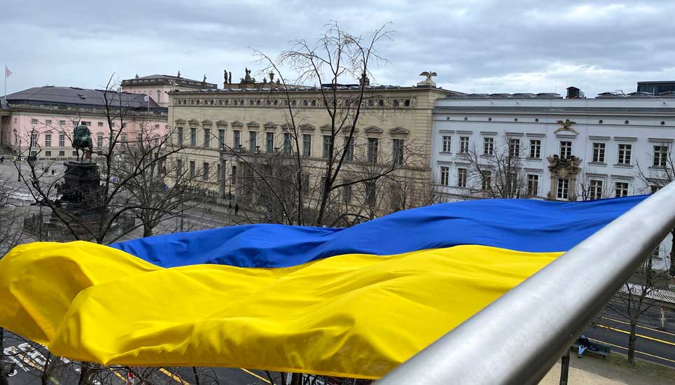 Flagge in Blau und Gelb auf einem Balkon