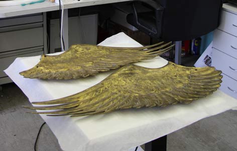 Die beiden Flügel der Skulptur liegen auf einem Tisch