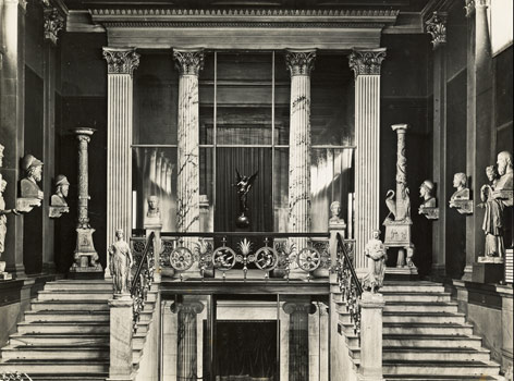 Ein Foto aus dem Jahr 1934 zeigt die Victoria im Alten Museum Historisches Foto eines prächtigen Treppenaufgangs mit Säulen und Büsten, mittig im Hintergrund die Victoria