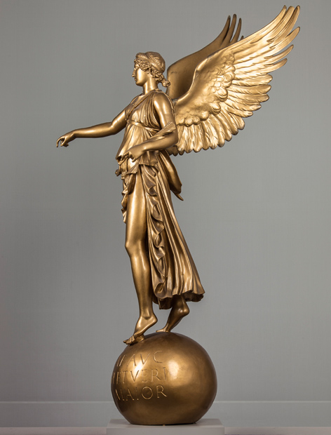 Gipsabformung der Victoria von Calvatone Goldene Gipsfigur einer geflügelten Siegesgöttin auf einer Kugel