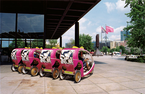 2004 war Berlin im MoMA-Fieber: Mit Velotaxen wurde der Besucheransturm in die Neue Nationalgalerie zu der wohl erfolgreichsten Blockbuster-Ausstellung der Staatlichen Museen befördert