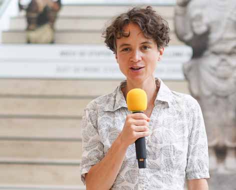 Andrea Scholz. Kuratorin am Ethnologischen Museum der Staatlichen Museen zu Berlin und Referentin für transkulturelle Zusammenarbeit© SPK/photothek.net/Inga Kjer Porträt einer Frau mit Mikrofon