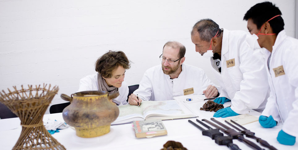 Zusammenarbeit im Depot des Ethnologischen Museums: Andrea Scholz, Aloisio Cabalzar, Guilherme Pimentel Tenorio und Damião Amaral Barbosa (v.l.). © SPK / Photothek / Inga Kjer Vier Forscher*innen mit ethnologischen Objekten