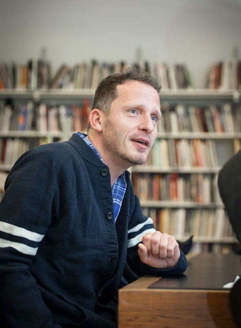Norbert Bisky Ein Mann in einer Bibliothek