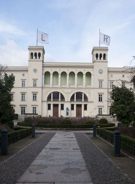 Hamburger Bahnhof Blick auf ein Gebäude mit einem Mittelrisaliten mit zwei Türmen
