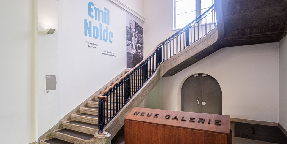 Die Nolde-Ausstellung im Hamburger Bahnhof Blick in ein Treppenhaus