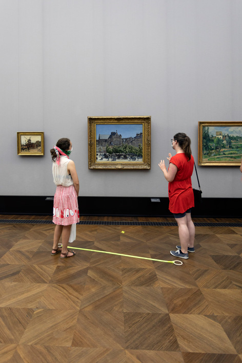Eins zu eins Zwei Frauen in einem Museum