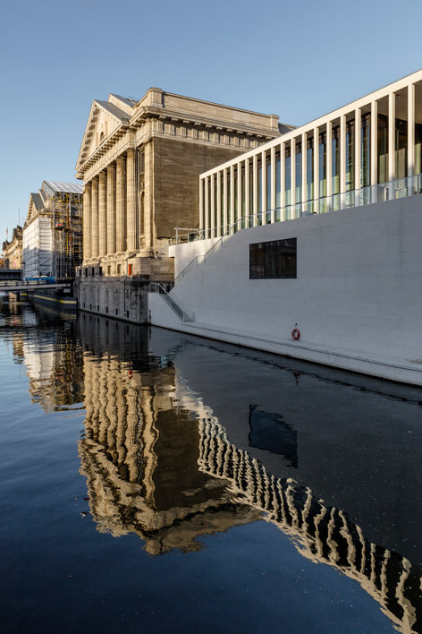 Museumsinsel Berlin Blick auf ein modernes Gebäude an einem Fluss